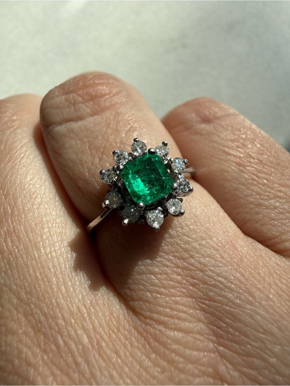 Natural Emerald and Diamond 18k White Gold Ring - size 7 - Picture 4 of 11